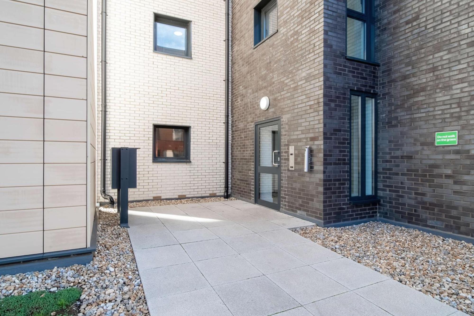 Modern Apartments With Free Parking Near Heathrow Colnbrook Extérieur photo